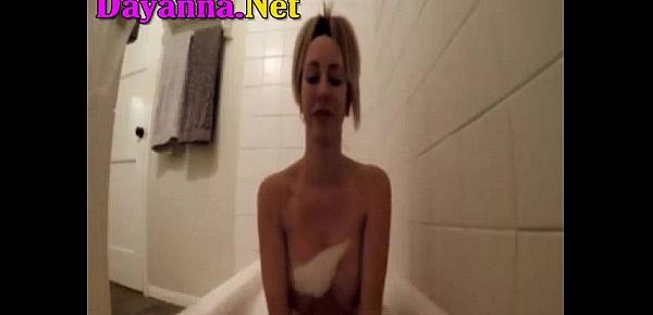  Hermosa rubia masturbandose en la bañera